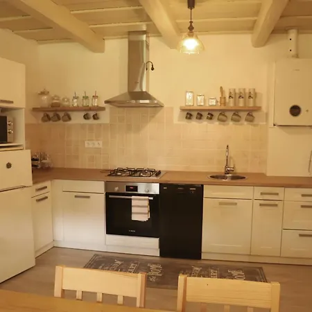 Alomvoelgy Piheno Perocseny