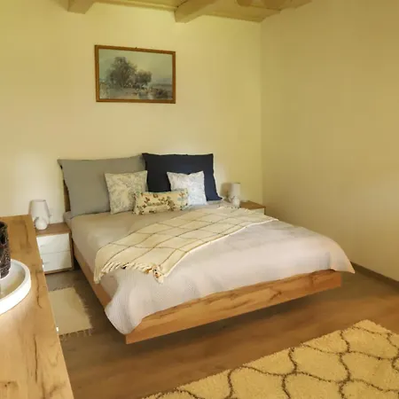 Alomvoelgy Piheno Konukevi Perocseny